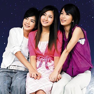 S.H.E (女朋友, 任家萱Selina, 田馥甄Hebe, 陳嘉樺Ella)